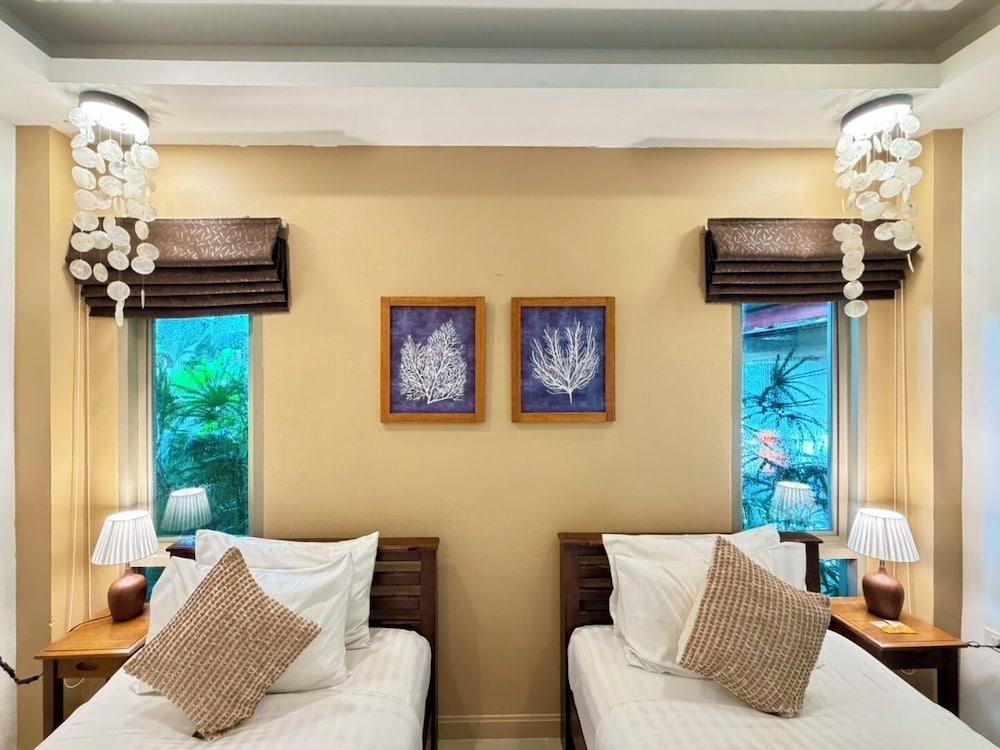 The Snug Airportel Room Type - Deluxe Twin Room
