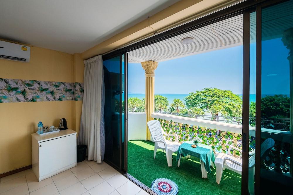 Happy Vikings - Beachfront Room Type - Studio with Sea View