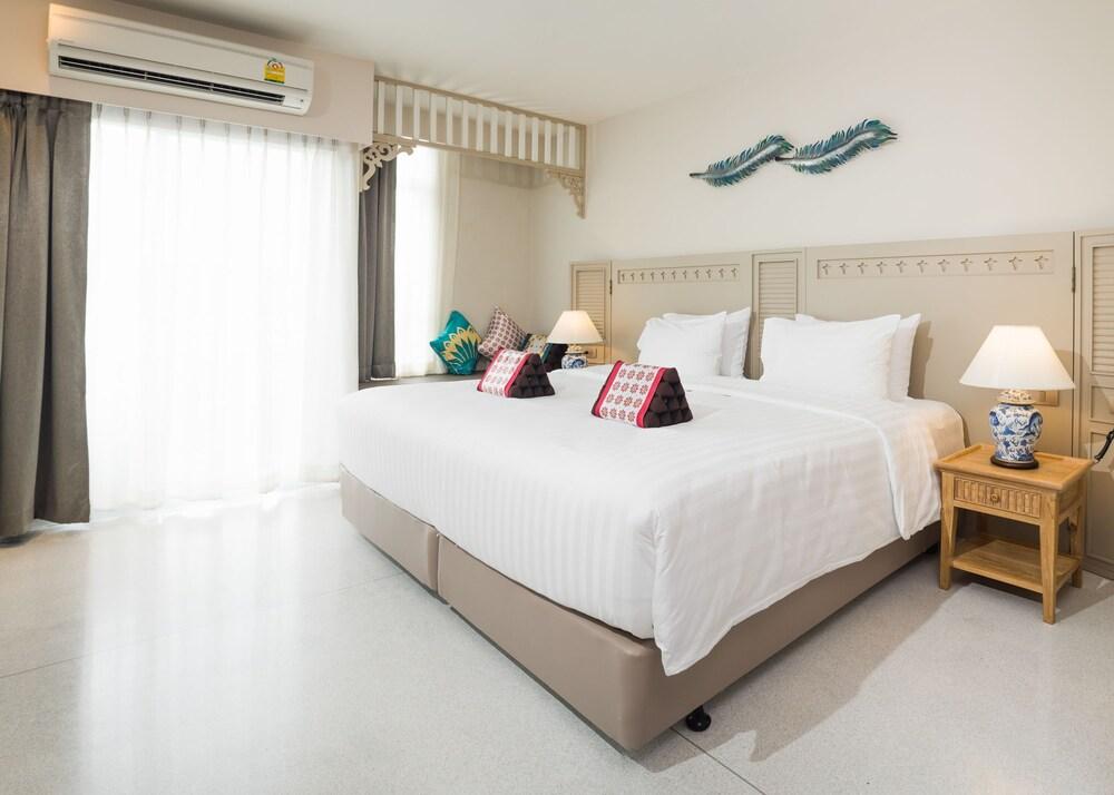 Panphuree Residence Room Type - Deluxe King room