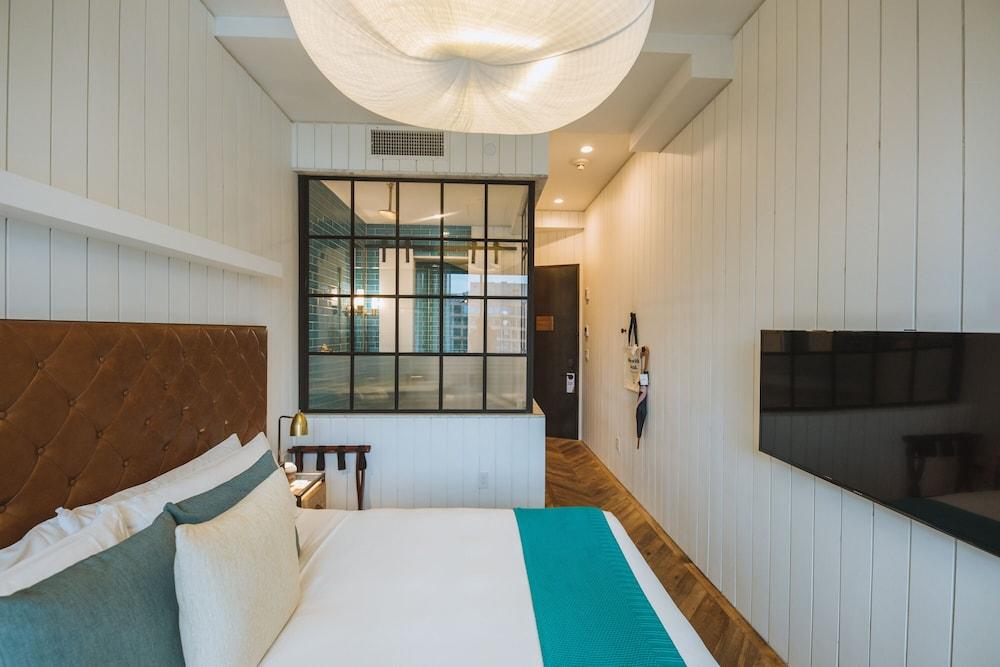 Arlo Williamsburg Room Type - Room, 1 Queen Bed, Mobility Accessible