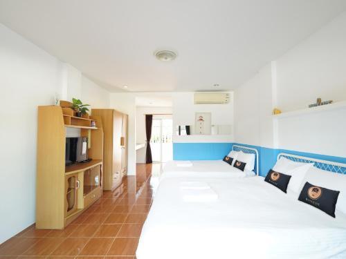 RoomQuest One Bangsaray - Tap to explore photos