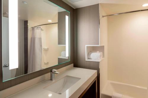 Courtyard by Marriott New York Queens/Fresh Meadows - Tap to explore photos