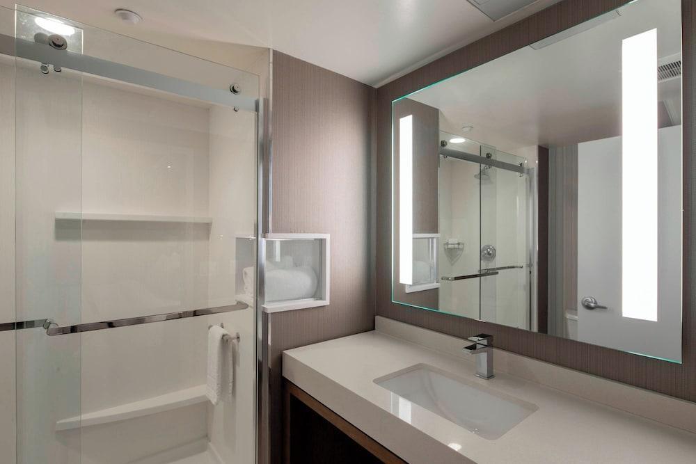 Courtyard by Marriott New York Queens/Fresh Meadows - Tap to explore photos