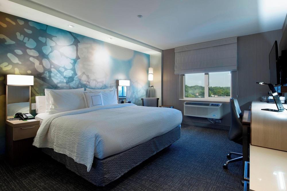 Courtyard by Marriott New York Queens/Fresh Meadows Room Type - Room, 1 King Bed, Hearing Accessible (Roll-in Shower)