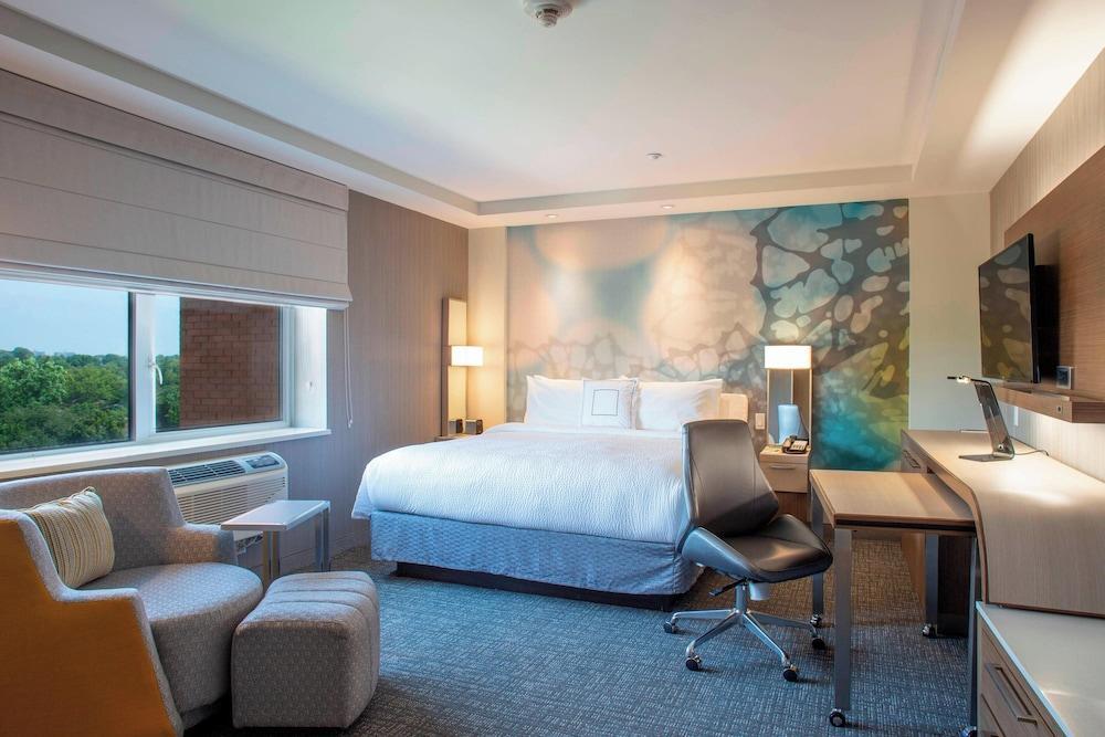 Courtyard by Marriott New York Queens/Fresh Meadows - Tap to explore photos