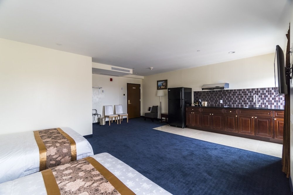 John Hotel Room Type - Family Studio, 2 Queen Beds, Kitchenette