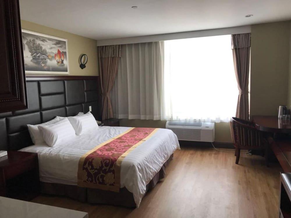 Queens Hotel Room Type - Comfort Room, 1 King Bed, Non Smoking