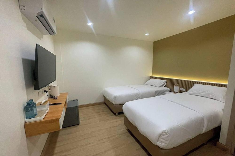 Shade House - Phuket Downtown Room Type - Premier Twin Room