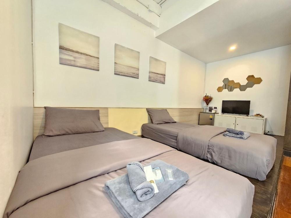 Shade House - Phuket Downtown Room Type - Deluxe Twin Room