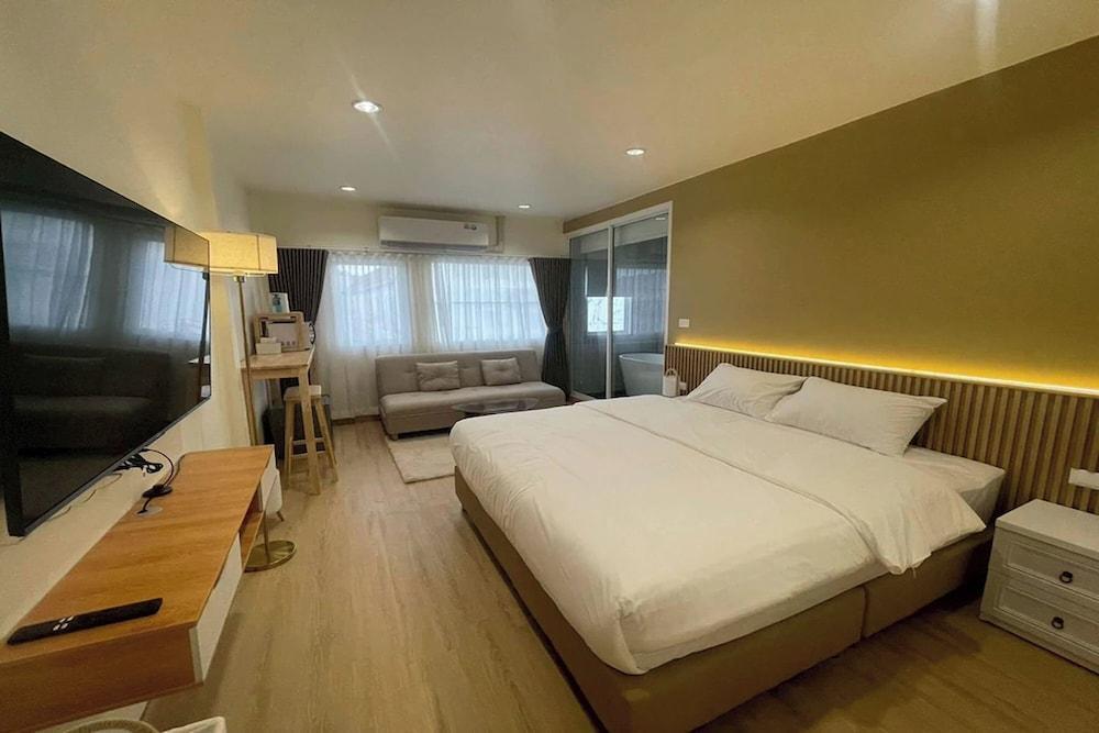 Shade House - Phuket Downtown Room Type - Premier Room, 1 King Bed