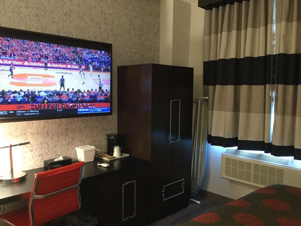 Ramada by Wyndham Bronx Terminal - Tap to explore photos