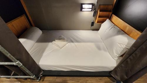 Hotel Ordinary Bangkok - Tap to explore photos