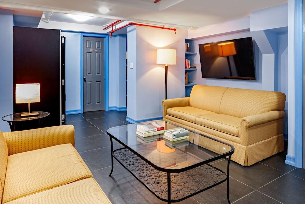 Central Park West Hostel - Tap to explore photos