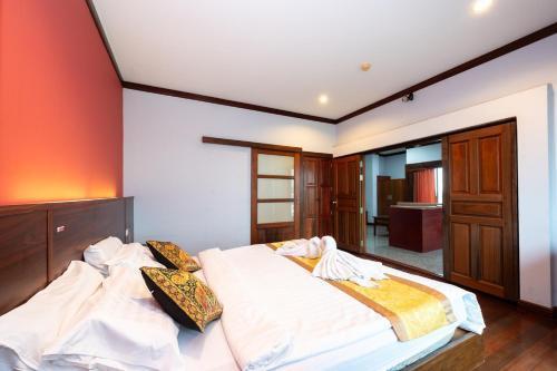 The President Hotel at Chokchai 4 - Tap to explore photos
