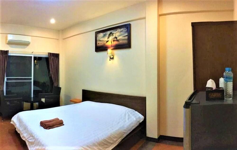 Busaba House Room Type - Deluxe Double Room