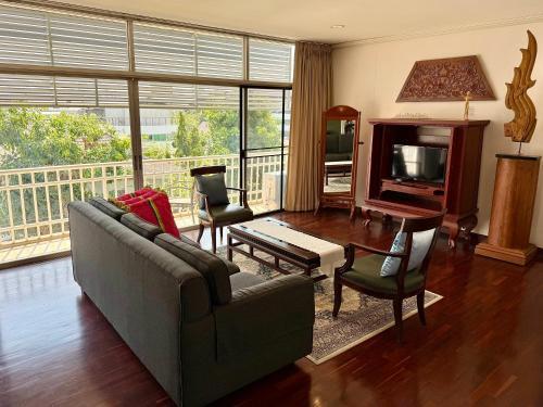 Samsen Suites Spacious 2BR Contemporary Thai Style Room Type - Two-Bedroom Apartment