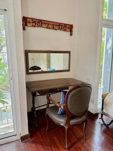 Samsen Suites Spacious 2BR Contemporary Thai Style - Tap to explore photos