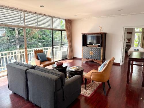 Samsen Suites Spacious 2BR Contemporary Thai Style Room Type - Two-Bedroom Suite