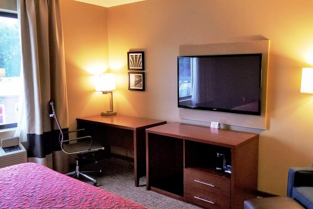 Days Inn by Wyndham Brooklyn Marine Park - Tap to explore photos