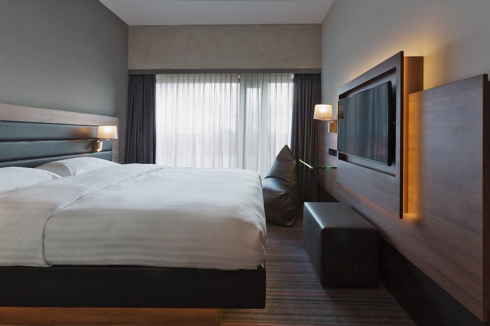 Moxy Amsterdam Houthavens Room Type - Room, 1 Queen Bed