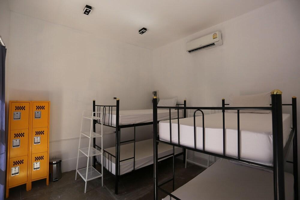 Paradise Beach Backpackers Hostel - Tap to explore photos