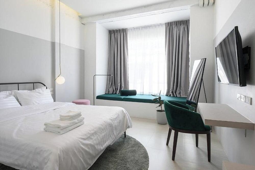 Our Nomad Boutique Hostel Room Type - Cozy Queen Room