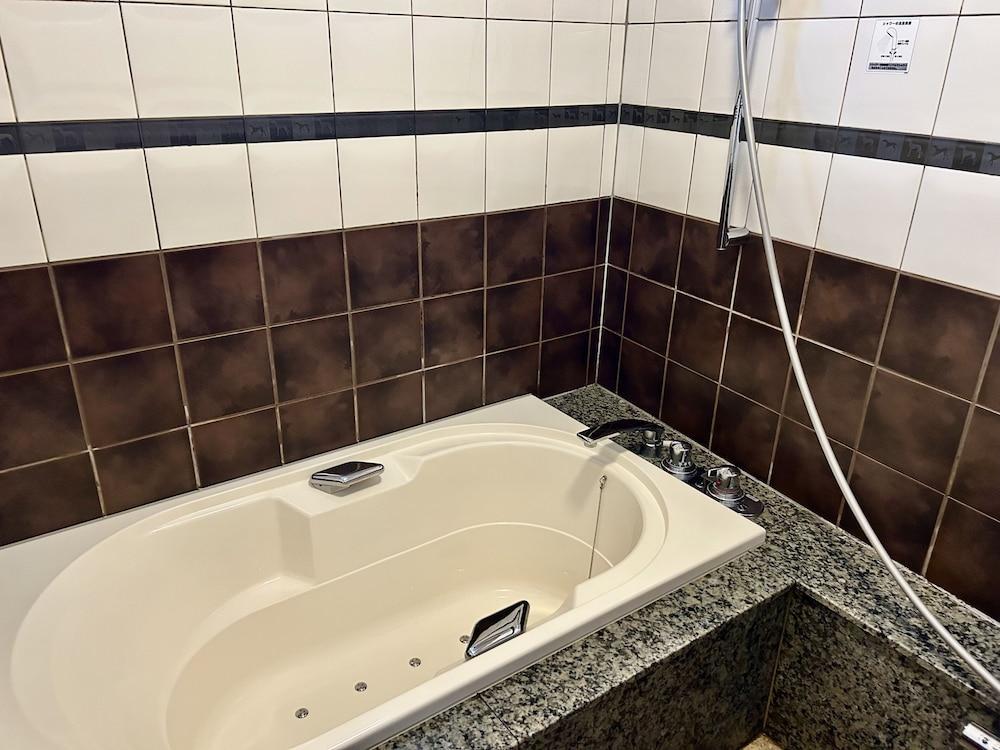 Hotel Pulitzer Jiyugaoka Room Type - Deluxe Room, Jetted Tub