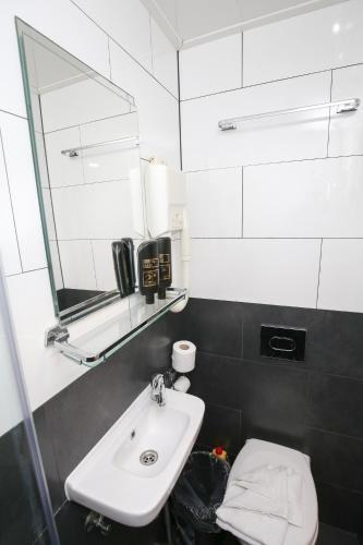 Flipper Hotel Amsterdam - Tap to explore photos