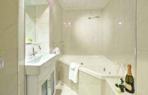 The Loft In The Mill Boutique Accommodation Room Type - Queen Room with Garden View