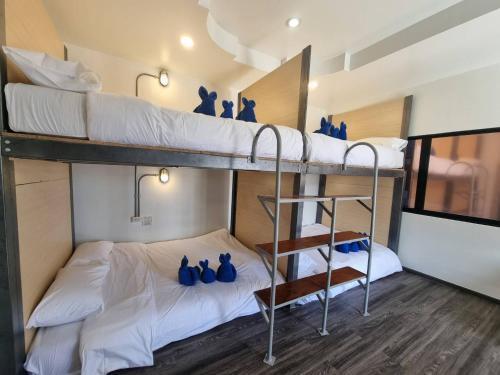 7 Stay Pattaya Hotel (formally 7 Days Premium Hotel Pattaya) - Tap to explore photos
