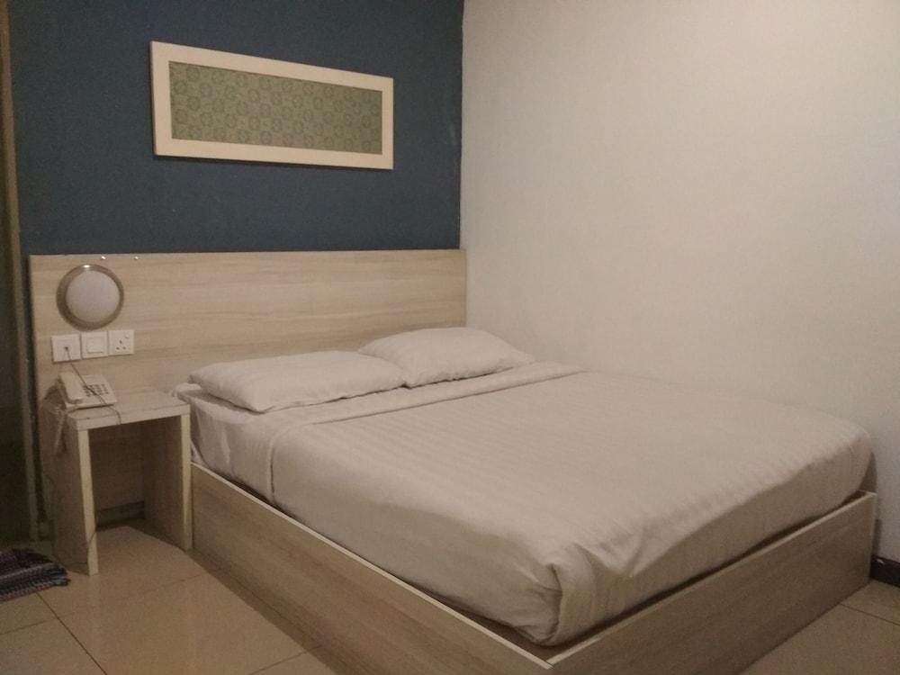 OYO 89903 MS City Hotel