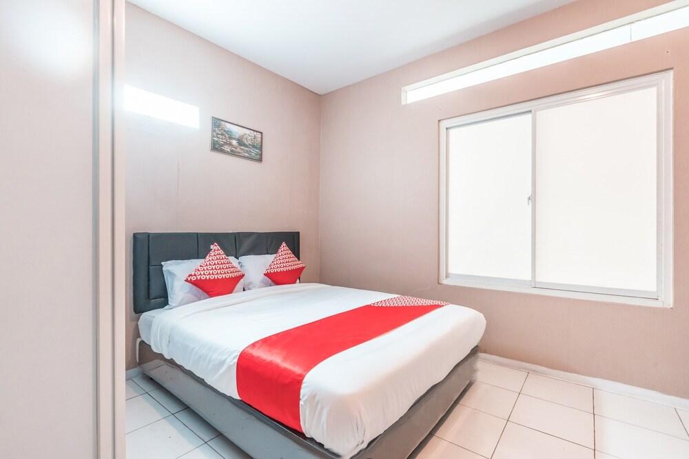 Hotel O J&b Room Pramuka Room Type - Deluxe Double Room