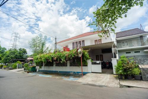 OYO 1941 Aaa Residence Syariah - Tap to explore photos
