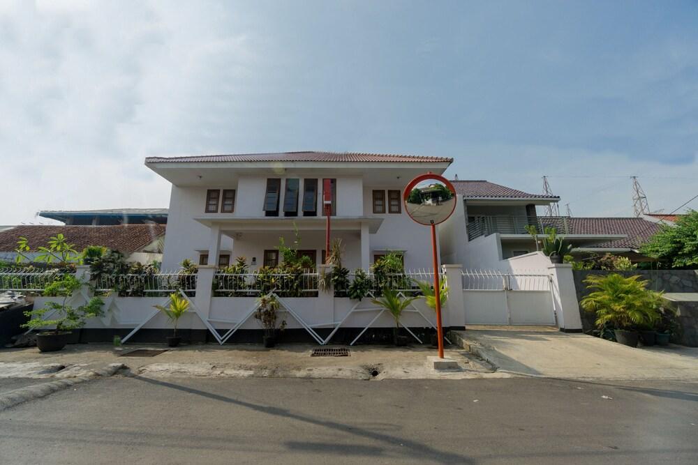 OYO 1941 Aaa Residence Syariah - Tap to explore photos