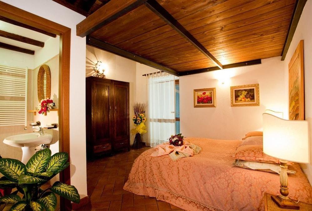 Agriturismo Colle Tocci Room Type - Family Quadruple Room, 1 Bedroom, Non Smoking, Mountain View Agriturismo Colle Tocci Room Type - Family Quadruple Room, 1 Bedroom, Non Smoking, Mountain View