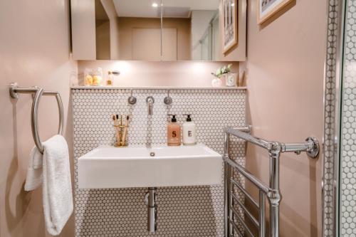 Be London - The Chinatown Residences - Tap to explore photos