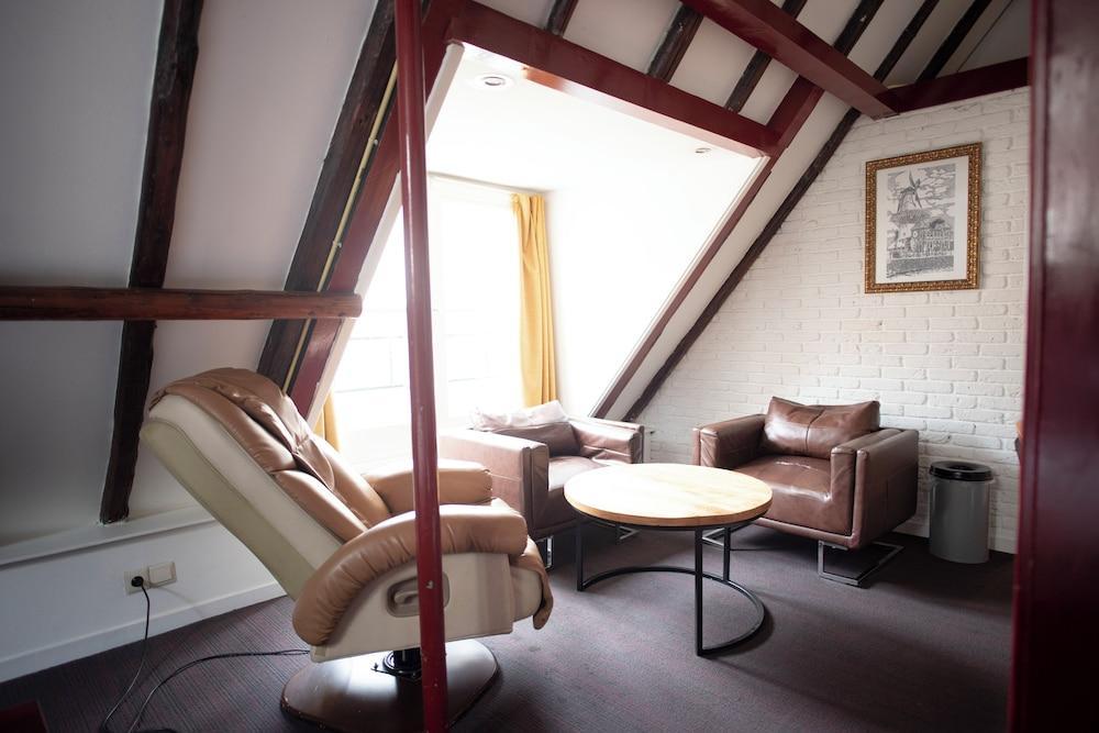 Hotel Internationaal - Tap to explore photos