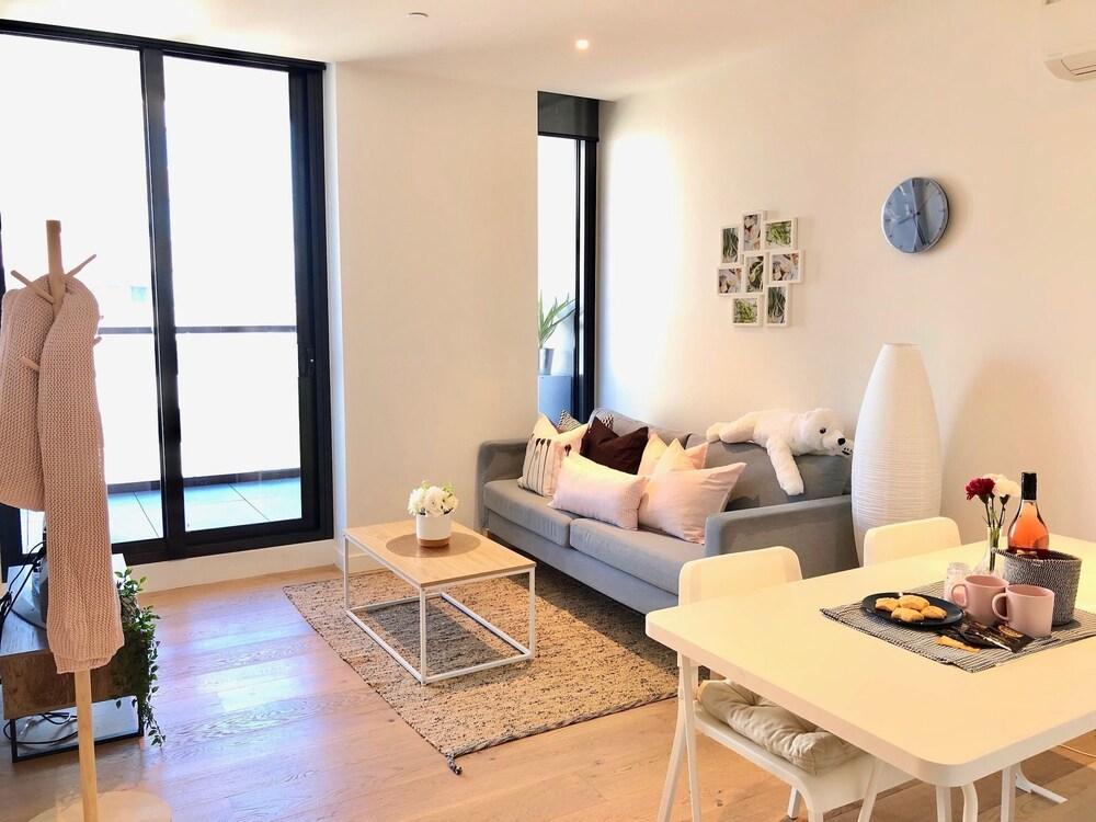 Deluxe and Brand New Lakeside Apartment