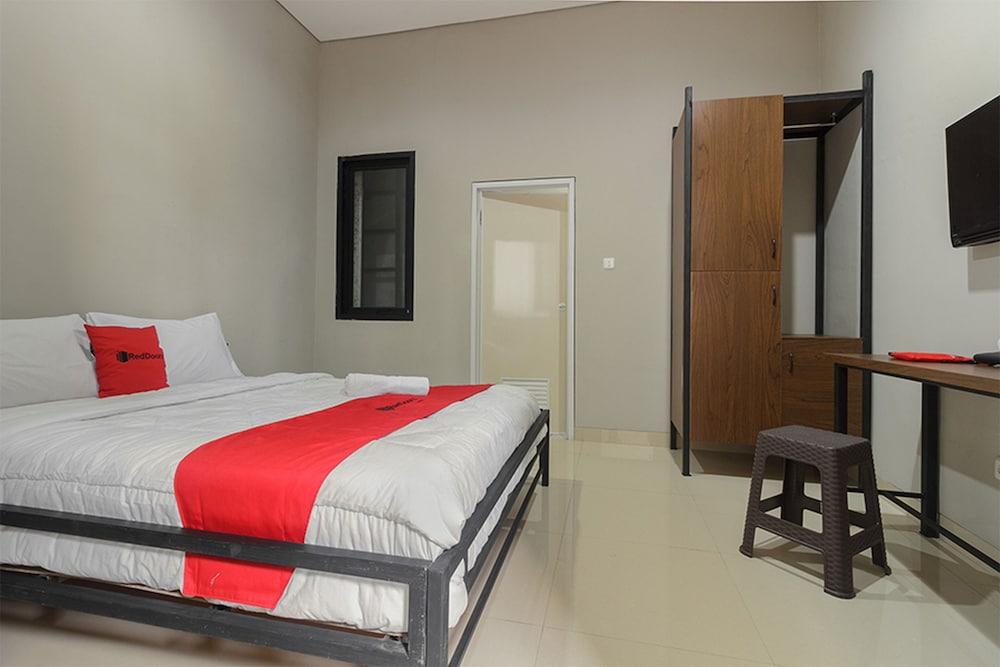RedDoorz near Puri Indah Mall - Tap to explore photos
