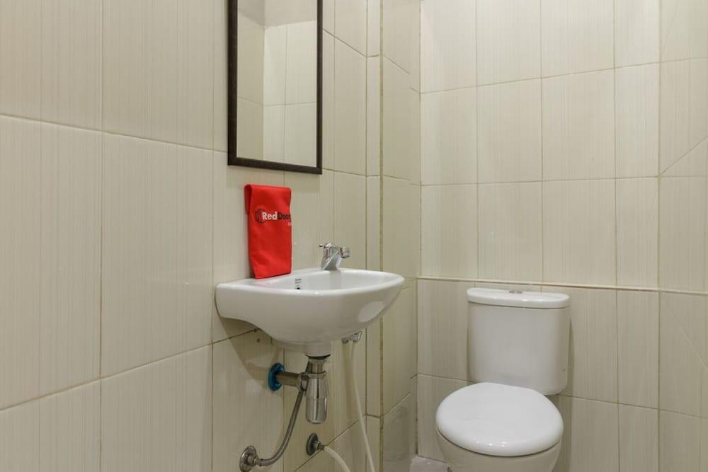 RedDoorz near Puri Indah Mall - Tap to explore photos