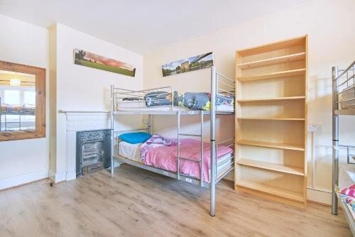 Hootananny Hostel Room Type - Single Bed in 4 Bed Female Dormitory Room