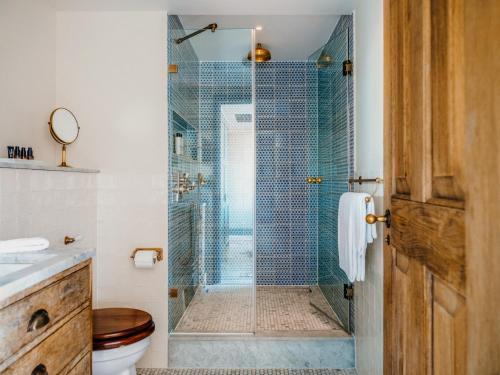 Redchurch Townhouse - Tap to explore photos