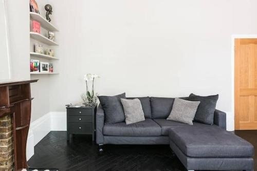 Punk Hip - Plush 1-Bed in Camden Town - Tap to explore photos