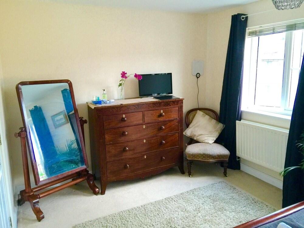 Lynbrook Guests House - Tap to explore photos