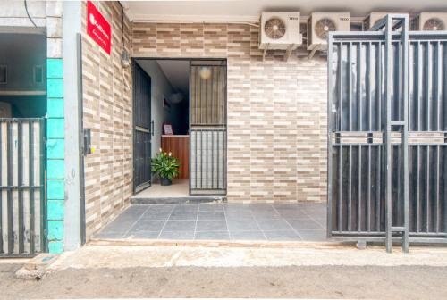 RedDoorz near Graha Cijantung Mall - Tap to explore photos