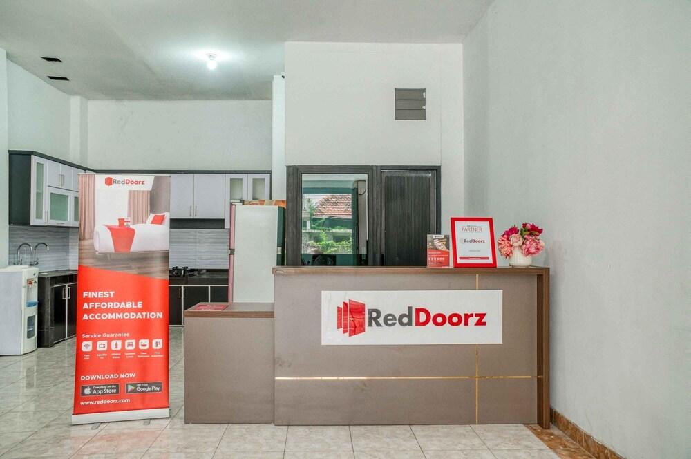 RedDoorz near Duta Merlin - Tap to explore photos