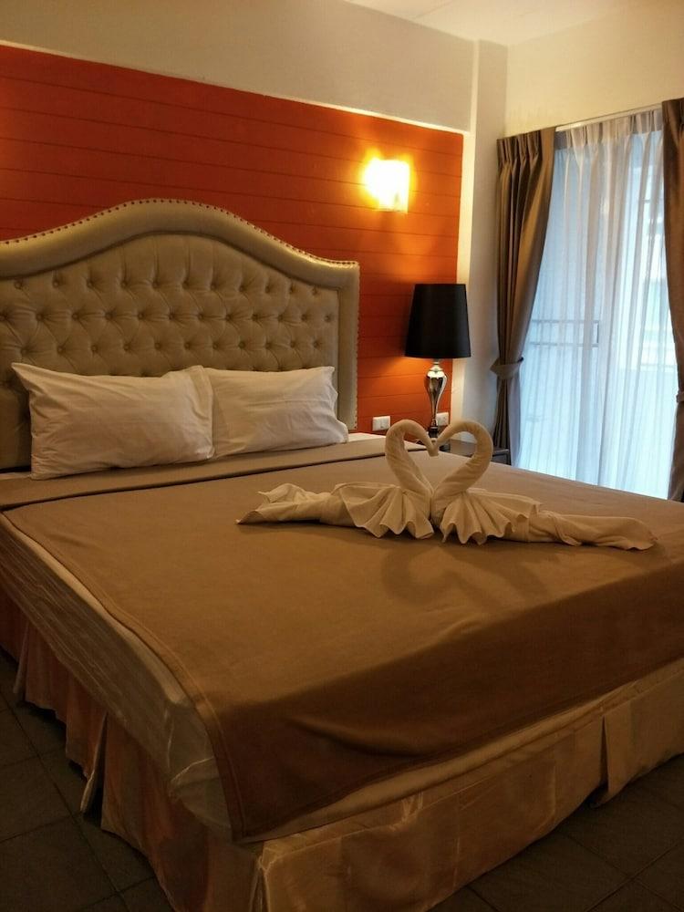At 42 Residence Room Type - Deluxe Double or Twin Room