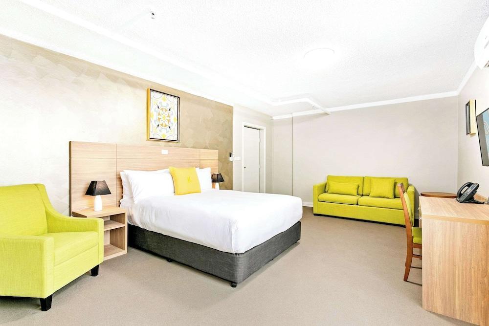 Quality Inn Sunshine Haberfield Room Type - Room, 1 Queen Bed with Sofa bed, Non Smoking