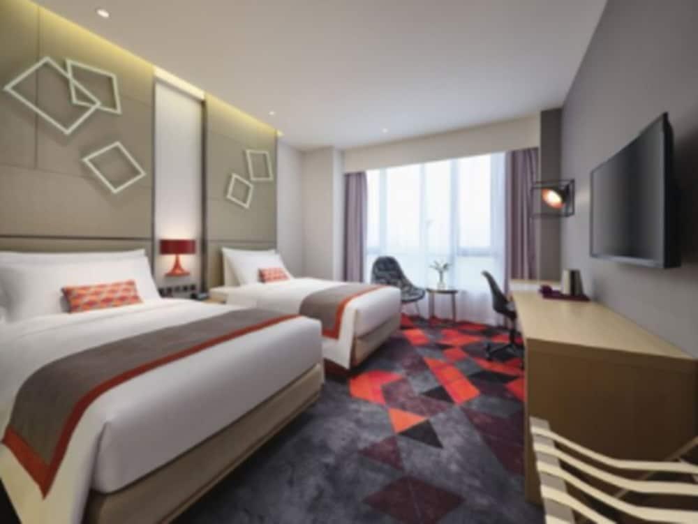 Q Hotel Shanghai Pudong - Tap to explore photos