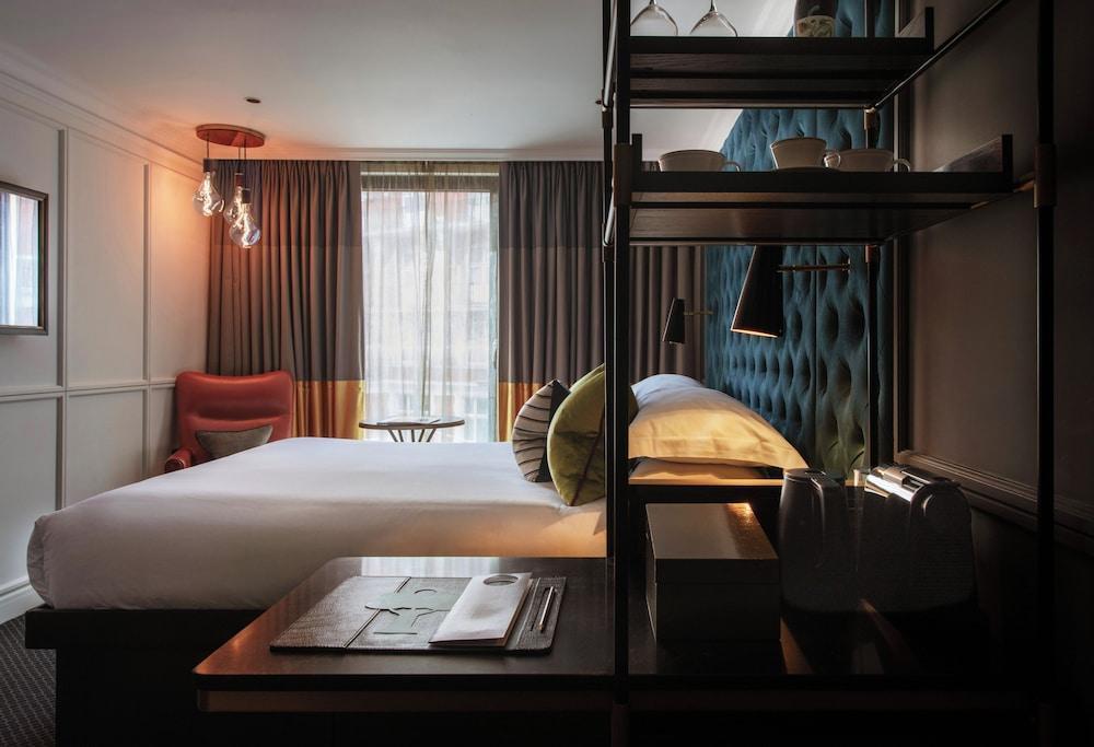 The Guardsman Hotel and Residences Room Type - Deluxe Room, 1 Queen Bed